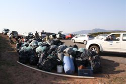 La montagna di sacchetti di rifiuti raccolti dai quaranta escursionisti di Areste