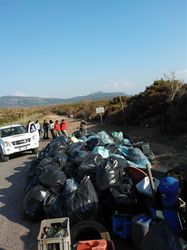 La montagna di sacchetti di rifiuti raccolti dai quaranta escursionisti di Areste